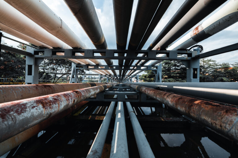 Corrosion on industrial CO₂ transport pipelines caused by trace impurities such as water, SOₓ, and NOₓ forming corrosive acids in CCUS infrastructure.